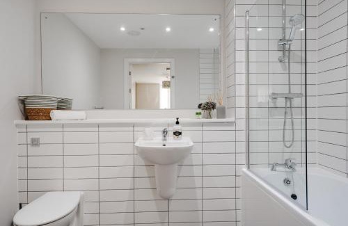 Everton Apartment | Richmond Row Apartments - Free On-Site Parking, WiFi & EV