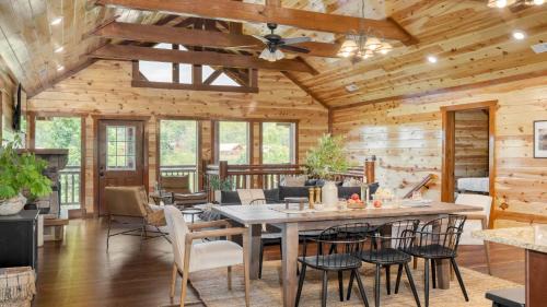 Wears Valley House | Ridge View by AvantStay 15mins from Pigeon Forge w Pavilion Indoor Pool Hot Tub