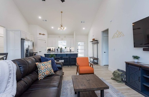Bella Vista House | Ridgeline Retreat, Your Gateway to NWA Adventure!