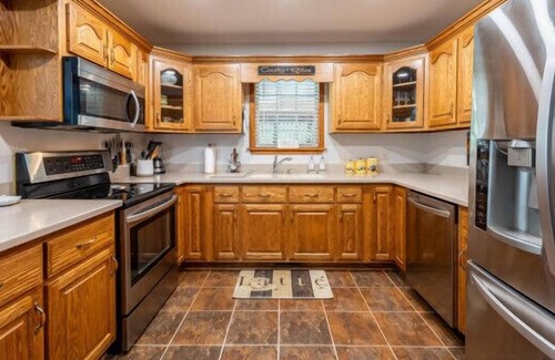 Young Harris House | Ridgeview Cabin with Hot Tub!