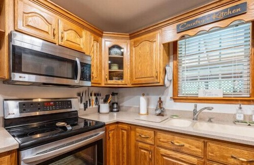 Young Harris House | Ridgeview Cabin with Hot Tub!
