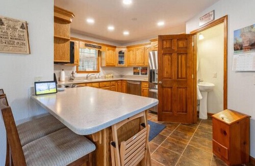 Young Harris House | Ridgeview Cabin with Hot Tub!