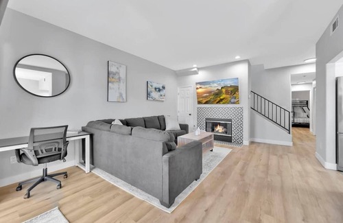 Belmont Shore House | Right By The Sand, Entire 3-Bedroom House In Belmont Shore