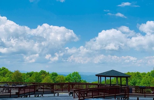 Banner Elk Condo | Riley's Retreat - Resort Pool/Hot Tub/Hike/Bike/Raft