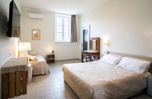 Albisola Superiore Villa | Riobasco Guesthouse - Scirocco Room - triple with internal bathroom