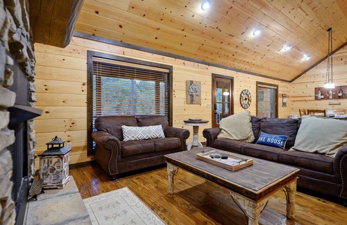Broken Bow Cabin | Rising Sun formerly Tequila Sunrise! 3 Bdrm; 3 Bath; EV Car Charger(Guests Only)