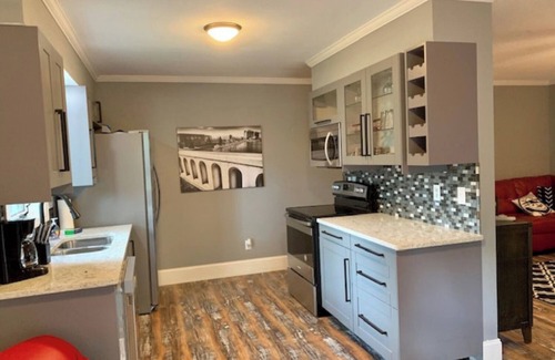 Oshkosh Apartment | Ritchie’s Oshkosh Chalets: Executive Airplane Suite