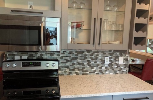 Oshkosh Apartment | Ritchie’s Oshkosh Chalets: Executive Airplane Suite