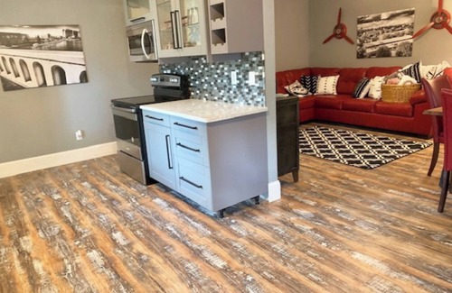 Oshkosh Apartment | Ritchie’s Oshkosh Chalets: Executive Airplane Suite