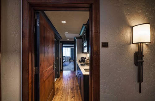 Avon Apartment | Ritz Carlton Bachelor Gulch, Beaver Creek - ski in out!