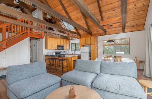 Arnold Cabin | Rivendell Retreat- Cozy Cabin in Blue Lake Springs
