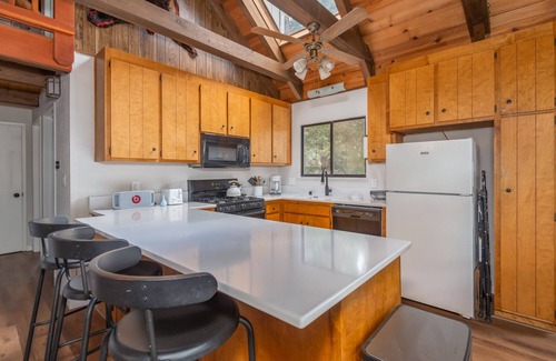 Arnold Cabin | Rivendell Retreat- Cozy Cabin in Blue Lake Springs