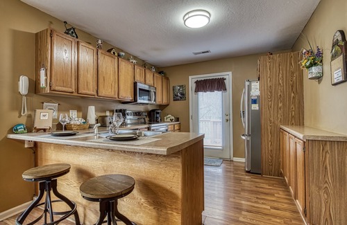 Pigeon Forge Ski Chalet | River Access- 1 Mile off of Pigeon Forge Parkway- Hot Tub-pet friendly-motor cycle Friendly