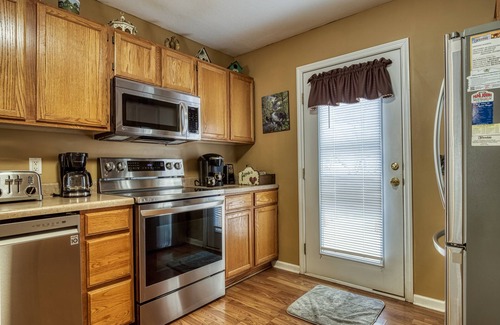 Pigeon Forge Ski Chalet | River Access- 1 Mile off of Pigeon Forge Parkway- Hot Tub-pet friendly-motor cycle Friendly