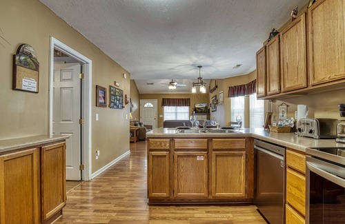 Pigeon Forge Ski Chalet | River Access- 1 Mile off of Pigeon Forge Parkway- Hot Tub-pet friendly-motor cycle Friendly