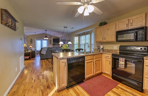 Pigeon Forge Ski Chalet | River Access Cottage with Great Parking, 1 Mile to Parkway