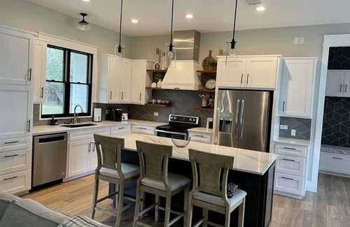 Prairie Lea House | River Access | Firepit | Pet Friendly | Sleeps 8
