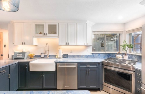 Center Conway House | River Access, hot tub, dogs!