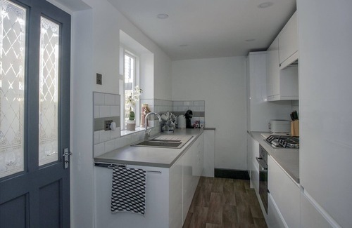 Sandwich House | River balcony cottage right in the heart of historic Sandwich town