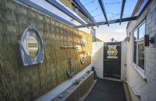 Sandwich House | River balcony cottage right in the heart of historic Sandwich town