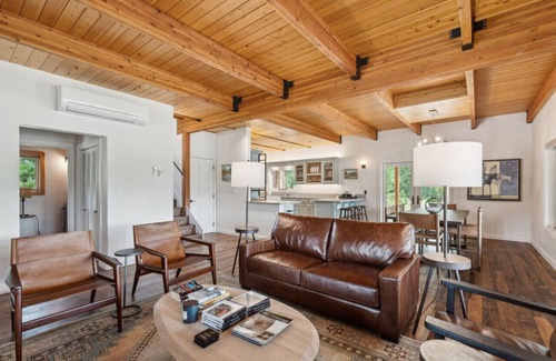 Grantsdale Apartment | River Bend Lodge: Luxury riverfront home