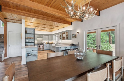 Grantsdale Apartment | River Bend Lodge: Luxury riverfront home