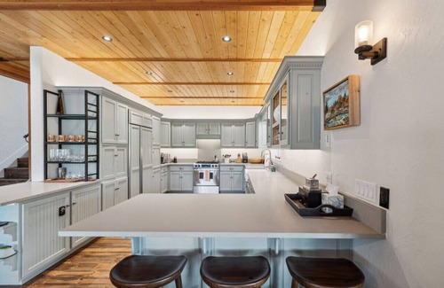 Grantsdale Apartment | River Bend Lodge: Luxury riverfront home