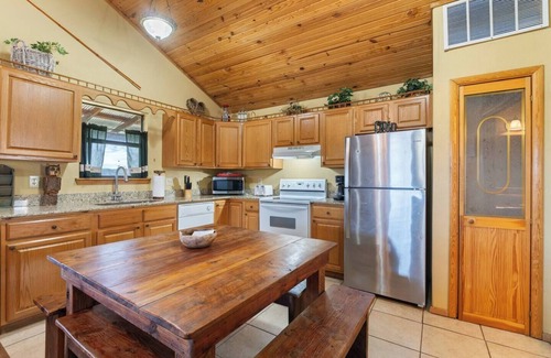 Eureka Springs House | River Cabin, Hot Tub, Sleeps 6!