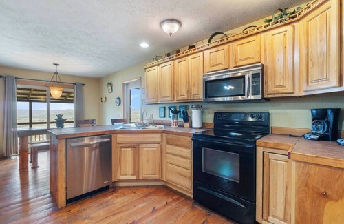 Eureka Springs House | River Cabin, Hot Tub, Sleeps 10!