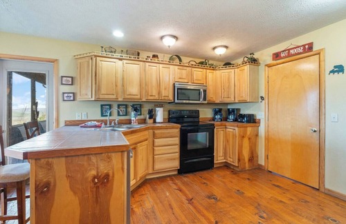 Eureka Springs House | River Cabin, Hot Tub, Sleeps 10!