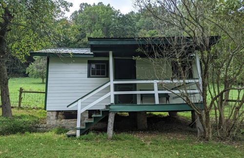 Hopewell House | River Cabin: Single Family Getaway On The River