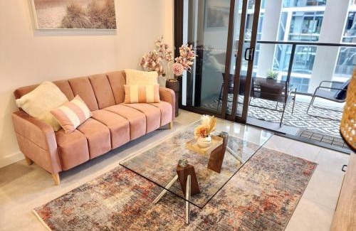 Eagle Farm Apartment | River & City View Apt near Brisbane Airport with Infinity Pool, Spa, Sauna, Steam Room