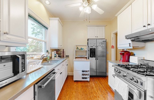 Madison House | River cottage w/WiFi, screened-in porch, river views, enclosed yard, central AC