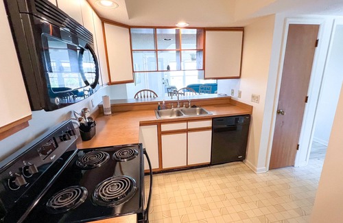 Fairfield Harbour Condo | River Cruise - by Salty Sweet Retreats Waterfront Condo on Neuse River