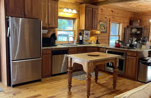 West Jefferson Cabin | River Front Cabin, Private Ponds & Hiking Trail-Located at The Barn on New River