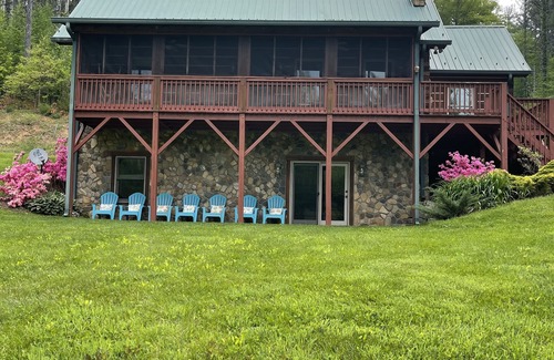 West Jefferson Cabin | River Front Cabin, Private Ponds & Hiking Trail-Located at The Barn on New River