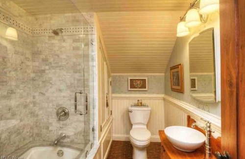 Olmsted Falls House | River Front Estate with Charming Guesthouse