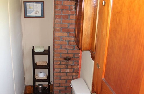 Barton House | River Front Guesthouse On Vast Trail