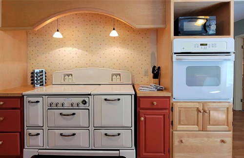 Gold Hill House | River Front House & Cottage~ Spa Pool, Mountain views, and Outdoor Space!