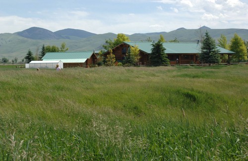 Dillon House | RIVER FRONTAGE-Private, Custom Home Stunning Deck/View/beautiful
