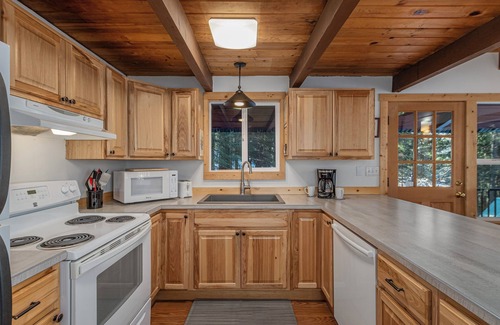 Ardenvoir Ski Chalet | River House on Sumac -River, Hot Tub, WIFI, Deck
