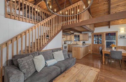 Ardenvoir Ski Chalet | River House on Sumac -River, Hot Tub, WIFI, Deck