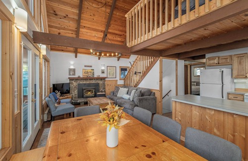 Ardenvoir Ski Chalet | River House on Sumac -River, Hot Tub, WIFI, Deck