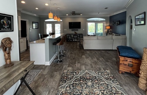 D'Iberville House | River house w/boat dock and deep water access. 10 min drive to shop & casinos!