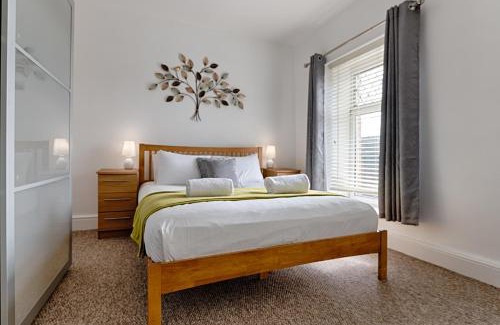 Llwchwr Apartment | River House with Parking - TV in Every Bedroom!