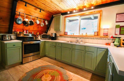 Red River Cabin | RIVER IN YOUR FRONT YARD!/Suspended Fireplace/Perfect for Families & Groups/PETS