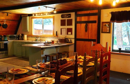 Red River Cabin | RIVER IN YOUR FRONT YARD!/Suspended Fireplace/Perfect for Families & Groups/PETS
