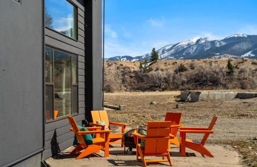 Livingston House | River Island Retreat