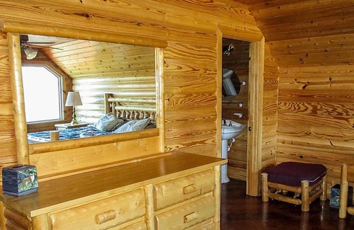 Lydia Cabin | River Lodge on the Pee Dee River - Sleeps 20 - Great for Large Groups - Free Golf!