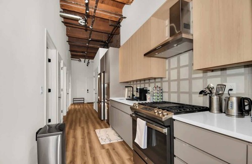 Near North Side Apartment | River North | Rooftop With In & Out Parking | 1